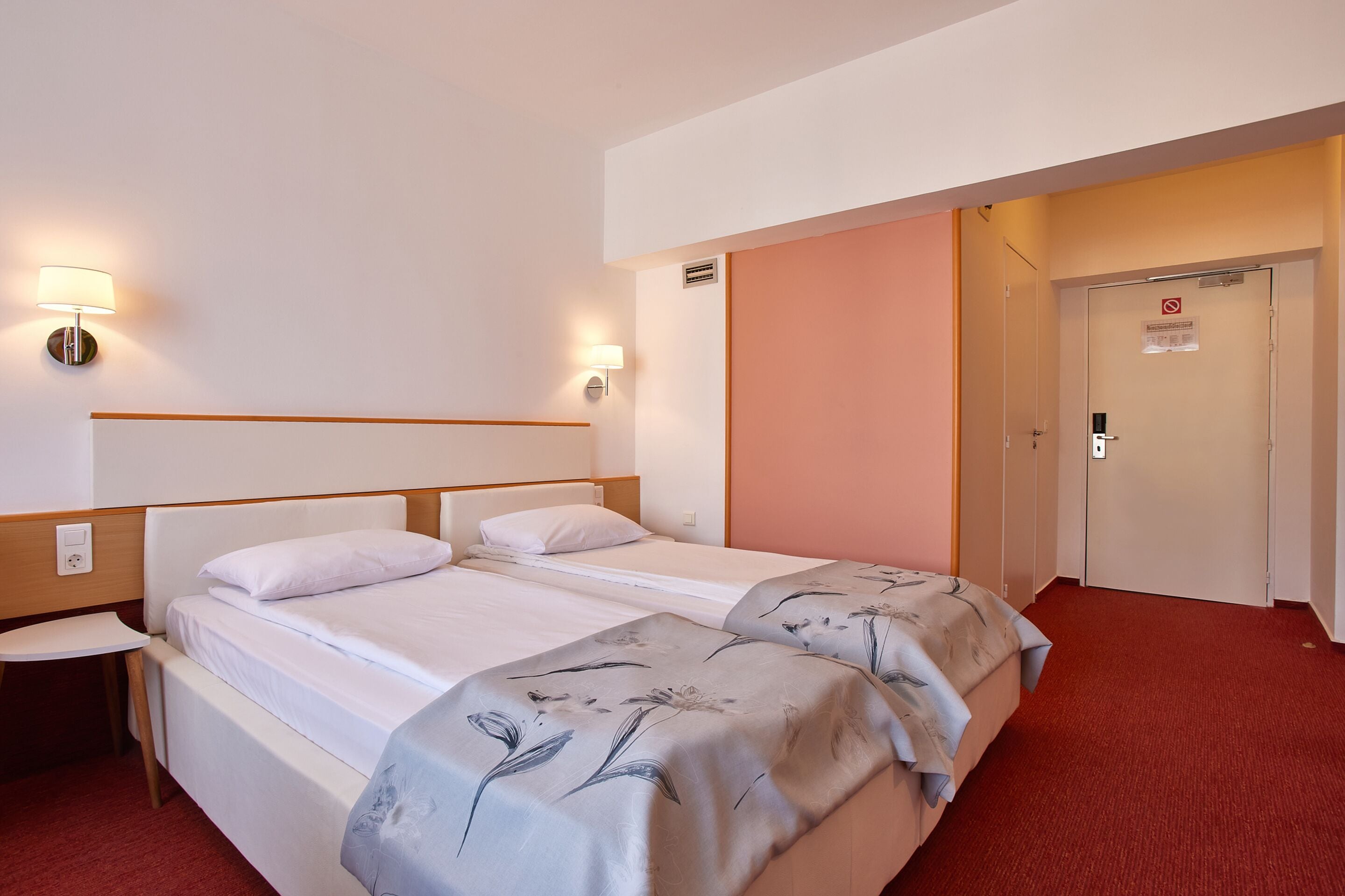 standard twin room | in-room safe, desk, free wifi, bed sheets