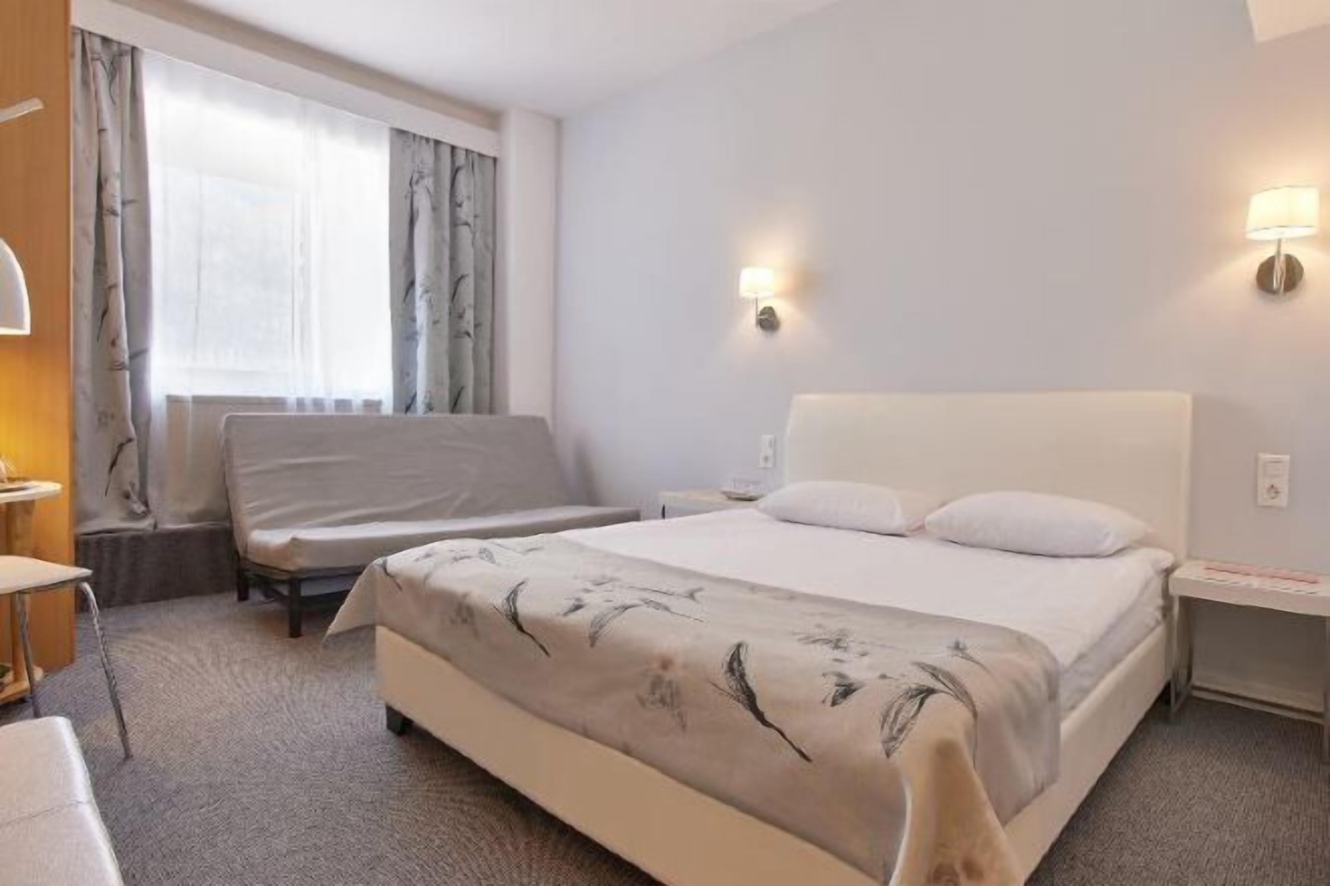 Minibar, caja de seguridad en la habitación y escritorio 