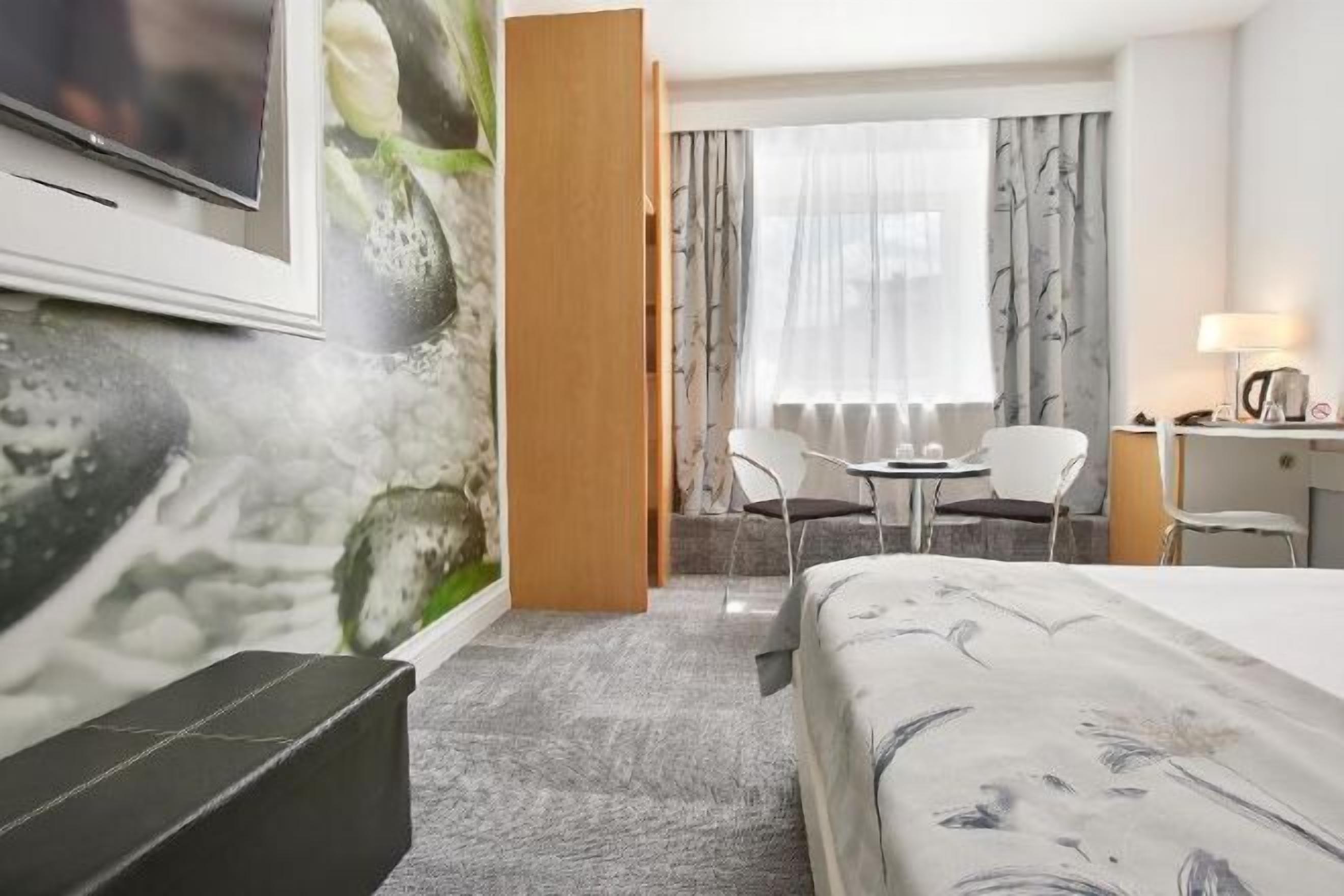 Minibar, caja de seguridad en la habitación y escritorio 