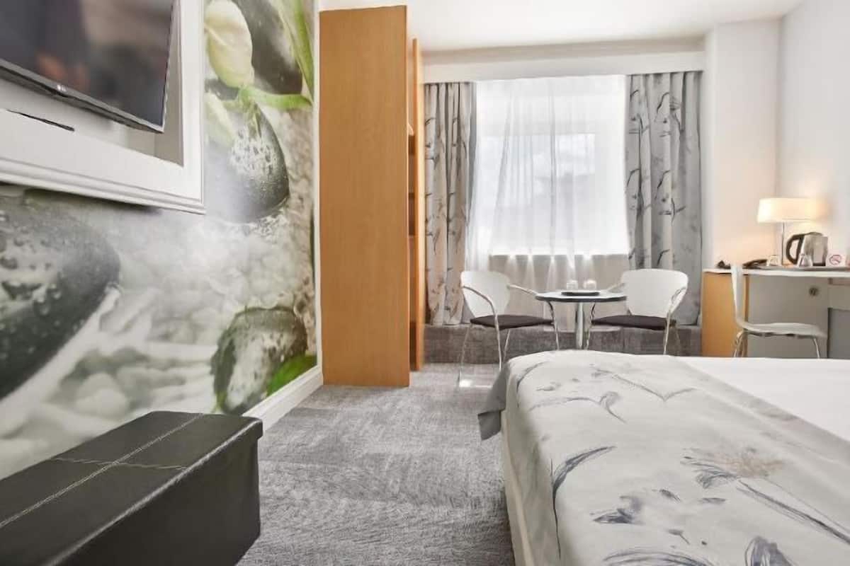 Minibar, caja de seguridad en la habitación y escritorio