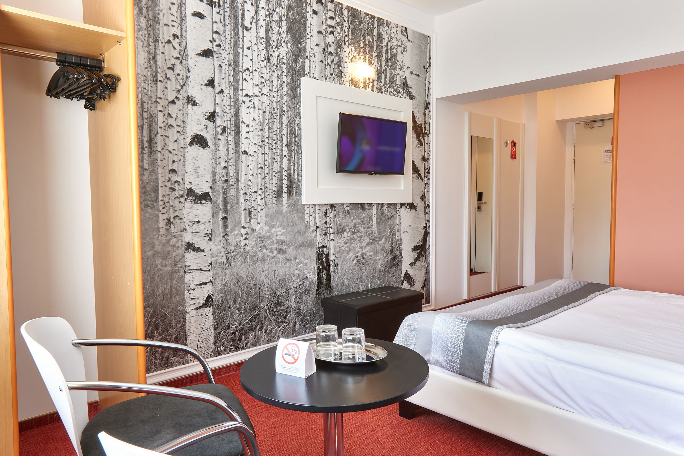 standard double room | in-room safe, desk, free wifi, bed sheets