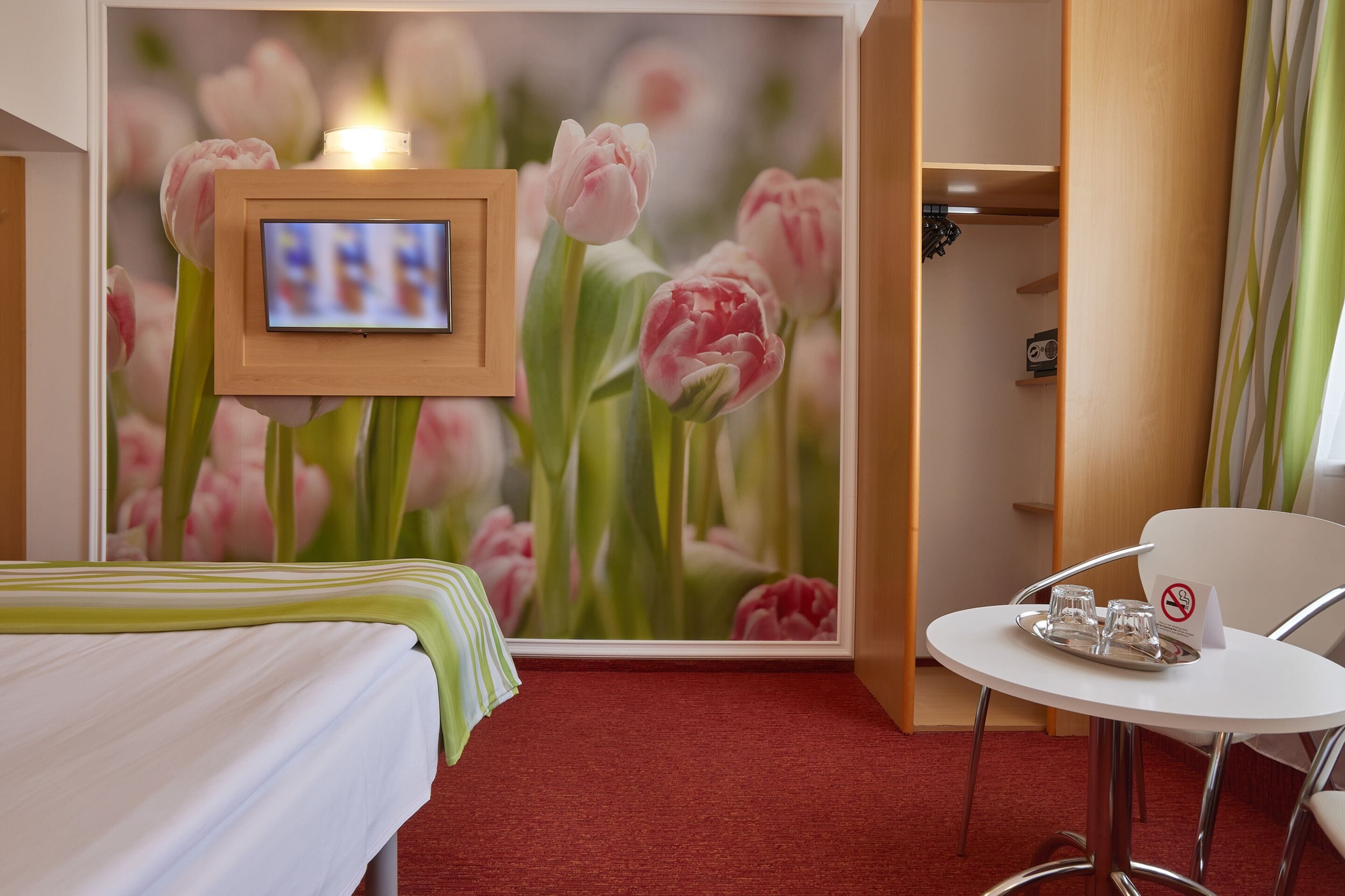 standard double room | in-room safe, desk, free wifi, bed sheets