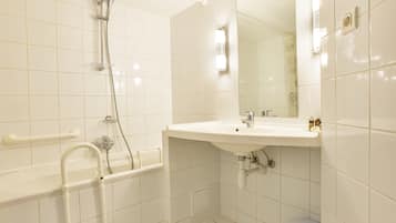 Un bagno con una vasca, un lavandino e un water.