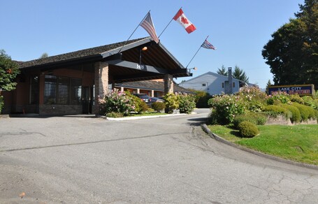 Außenbereich. Lake City Inn & Suites