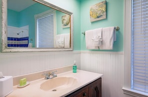 Combined shower/bathtub, free toiletries, hair dryer, towels