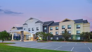 A Marriott hotel with a modern design, featuring a covered entrance and multiple floors. - Fairfield Inn & Suites by Marriott Auburn Opelika (Opelika)