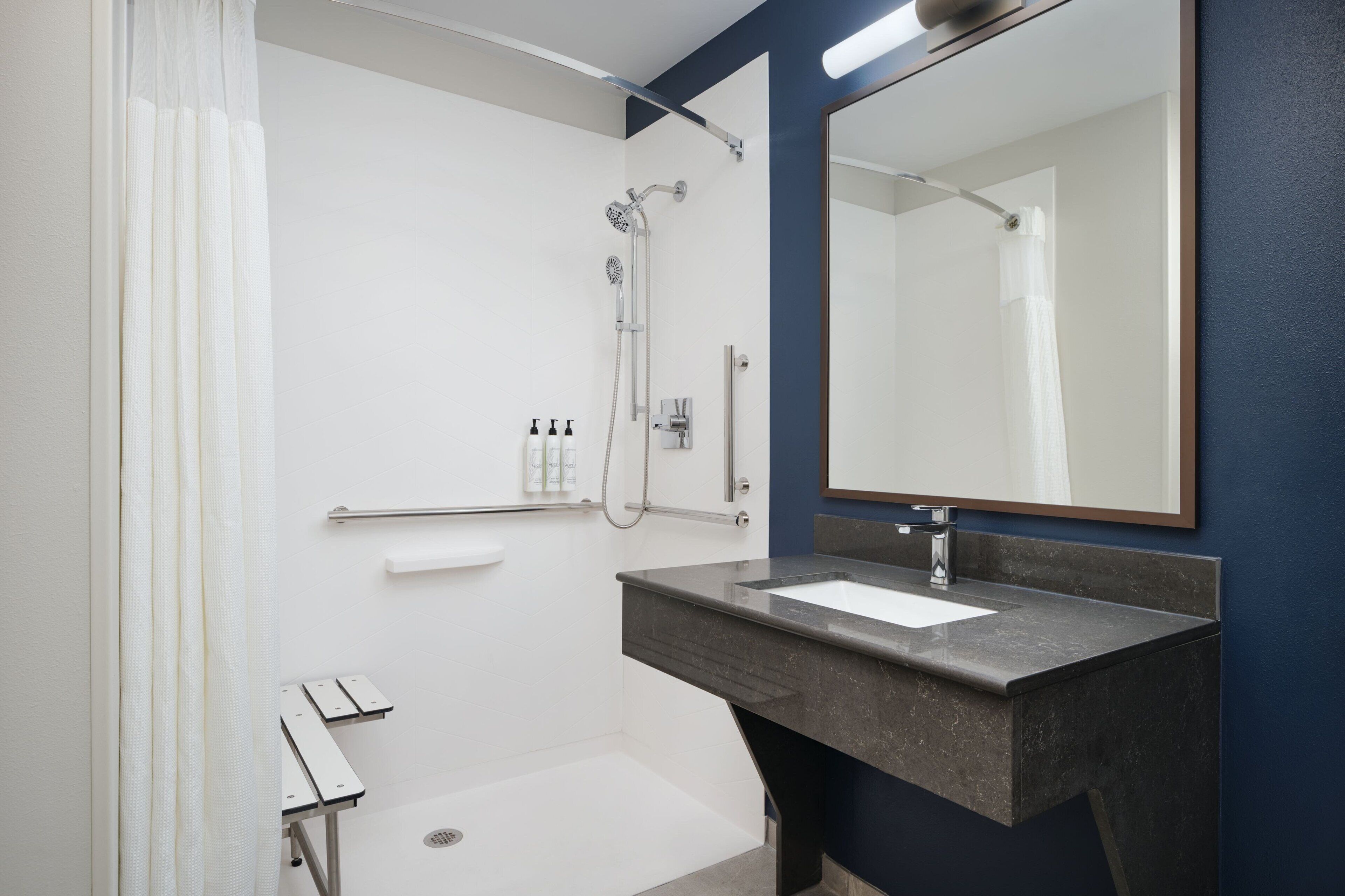 combined shower/bathtub, eco-friendly toiletries, hair dryer, towels