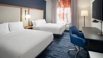 Escritorio, espacio para trabajar con laptop y cortinas blackout