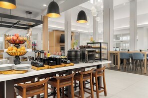Daily buffet breakfast for a fee - Hilton Garden Inn Dover (Dover)
