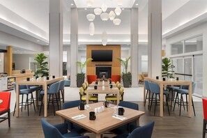 Breakfast and dinner served, American cuisine - Hilton Garden Inn Dover (Dover)