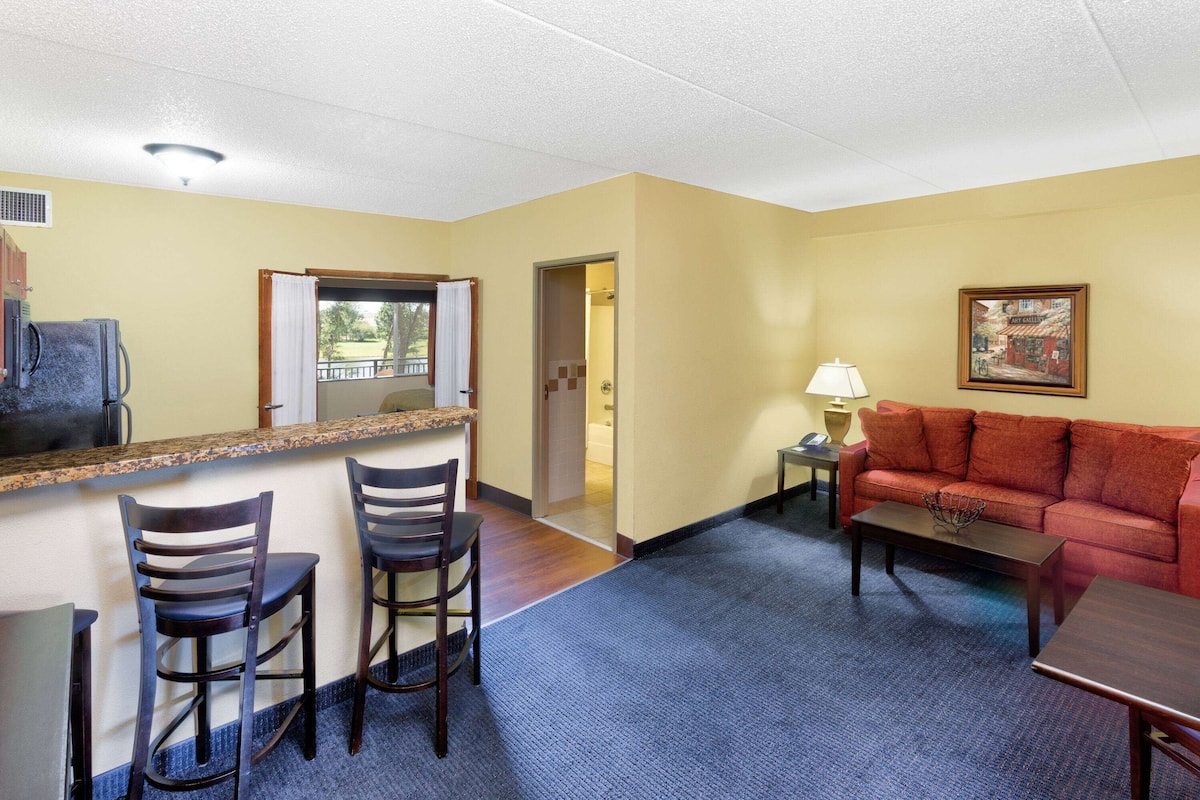 Suite, 1 King Bed, Non Smoking | Blackout drapes, soundproofing, iron/ironing board, rollaway beds