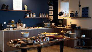 Petit déjeuner buffet (24.50 EUR par personne)