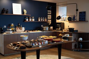 Petit déjeuner buffet (24.50 EUR par personne)