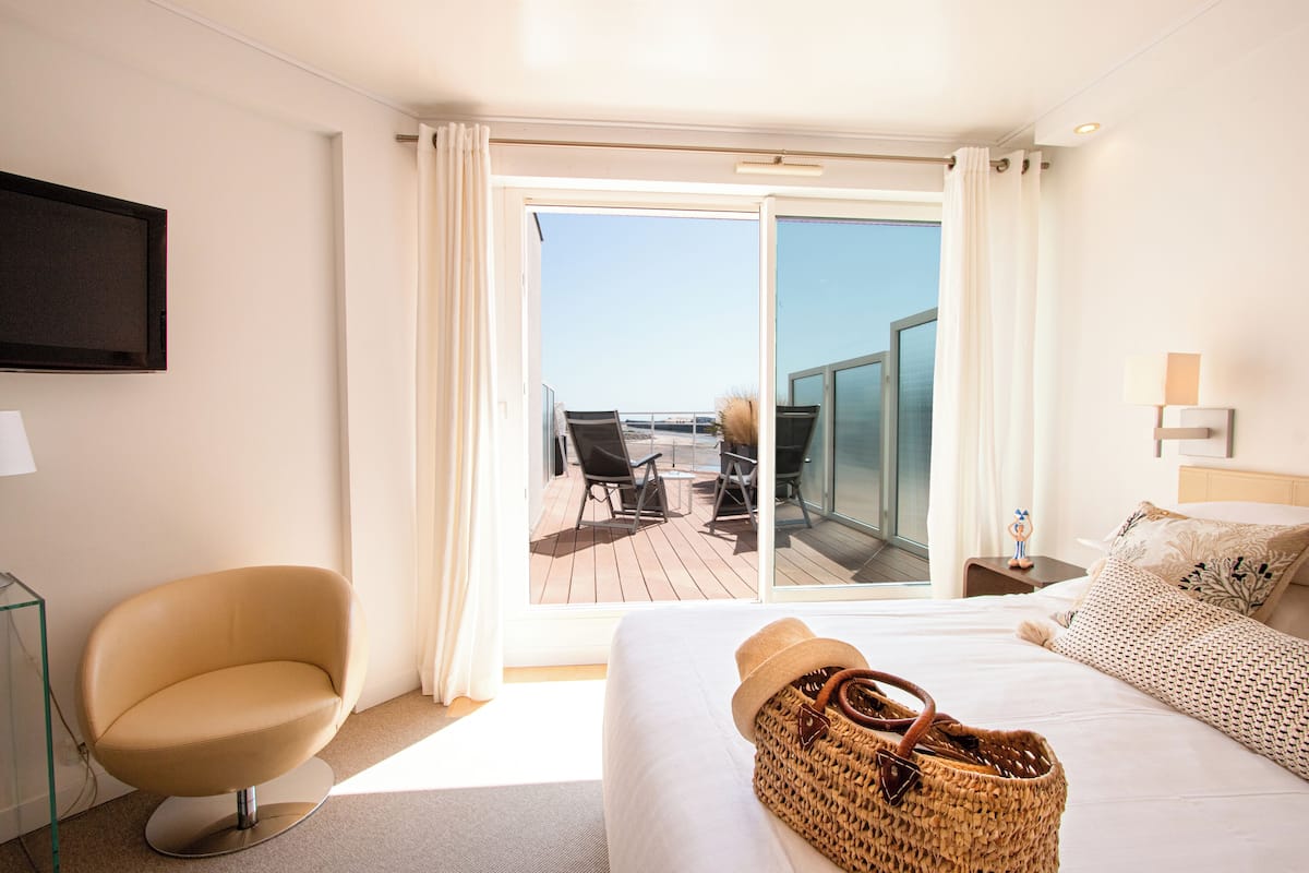 Doppel- oder Zweibettzimmer, Terrasse, Meerblick | Hochwertige Bettwaren, Minibar, Zimmersafe, Schreibtisch