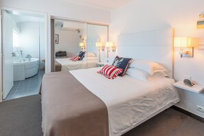 Habitació doble urbana (Street Side) | Roba de llit d'alta qualitat, minibar i caixa forta a l'habitació 