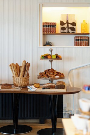 Dagelijks ontbijtbuffet (EUR 24.50 per persoon)