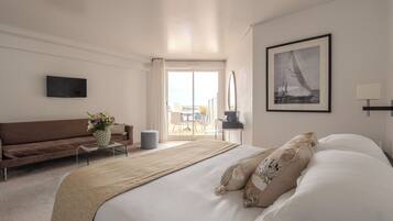 Chambre Triple Supérieure, balcon, vue mer | Literie de qualité supérieure, minibar, coffres-forts dans les chambres