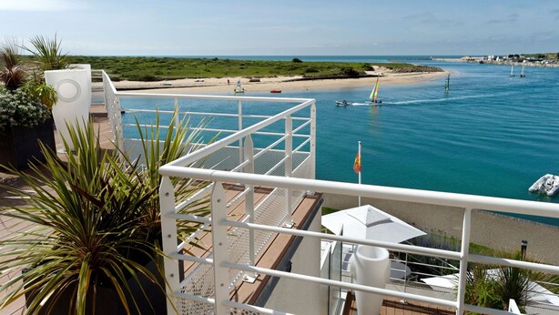 A balcony with a view of a beach and the sea. - La Marine (Barneville-Carteret)