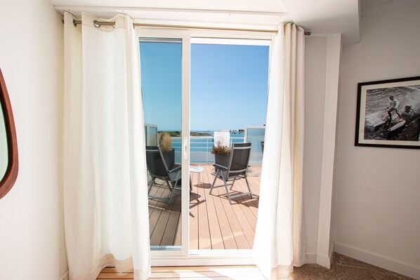 Habitació doble o amb dos llits individuals, terrassa, vistes al mar | Roba de llit d'alta qualitat, minibar i caixa forta a l'habitació 