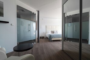 Habitación con 1 cama matrimonial o 2 individuales, Terraza, vista al mar | Ropa de cama de alta calidad y minibar 