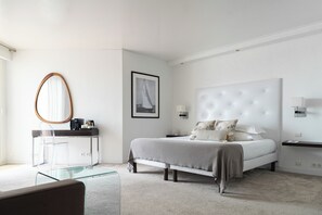 Superior Triple Room, Balcony, Sea View | Premium bedding, minibar, in-room safe, desk - La Marine (Barneville-Carteret)