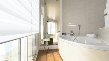 Kamer, 1 twee- of 2 eenpersoonsbedden, terras, uitzicht op zee | Badkamer | Een regendouche, gratis toiletartikelen, een haardroger, handdoeken