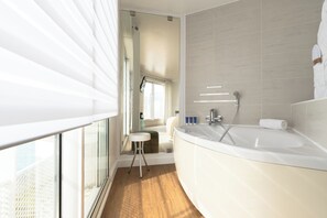 Doppel- oder Zweibettzimmer, Terrasse, Meerblick | Badezimmer | Regendusche, kostenlose Toilettenartikel, Haartrockner, Handtücher