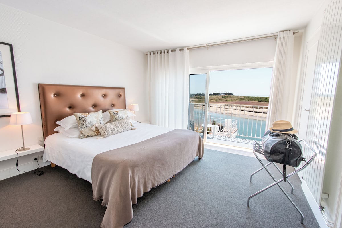 Doppel- oder Zweibettzimmer, Balkon, Meerblick | Hochwertige Bettwaren, Minibar, Zimmersafe, Schreibtisch