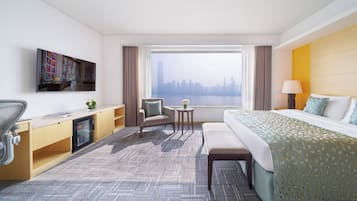 Minibar, coffres-forts dans les chambres, bureau