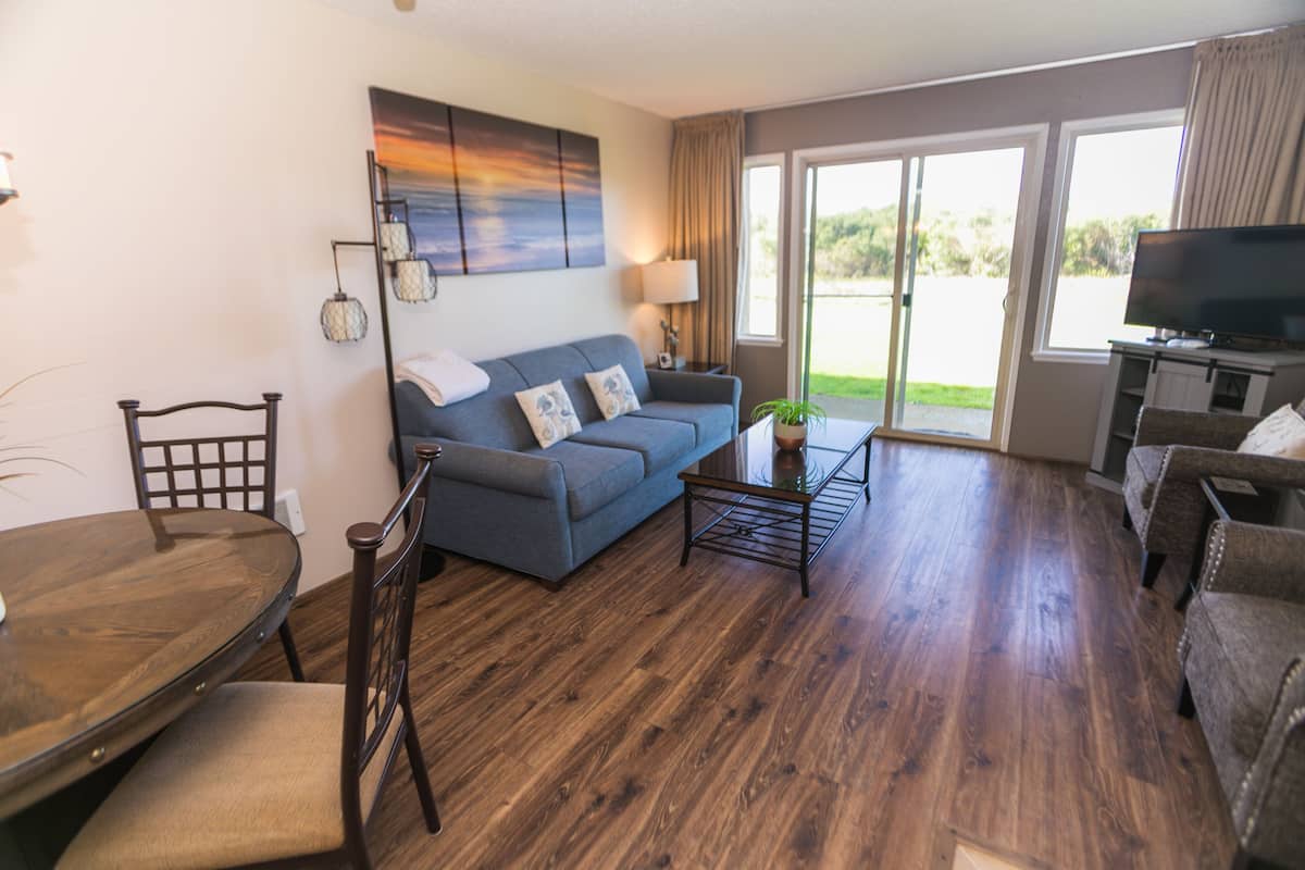 Suite, One Bedroom, 1st Floor (Pet Friendly) | Individually decorated, individually furnished, blackout drapes