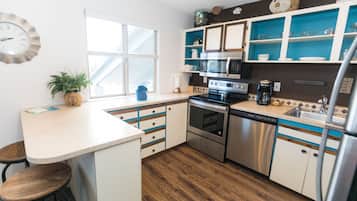 Suite, 1 habitación, hidromasaje | Cocina privada | Microondas, cafetera y tetera y toallas de papel