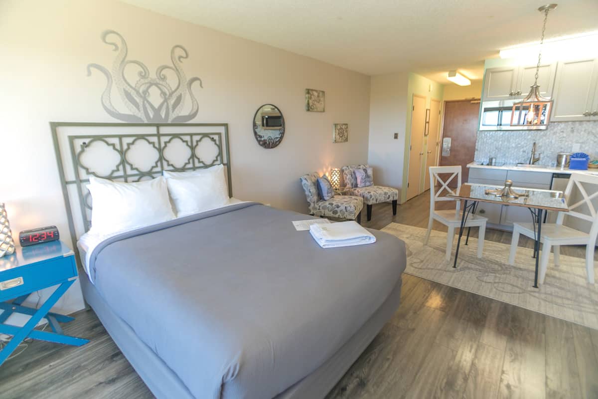 Studio, 3rd Floor, Ocean View (Dog-Friendly) | Individually decorated, individually furnished, blackout drapes