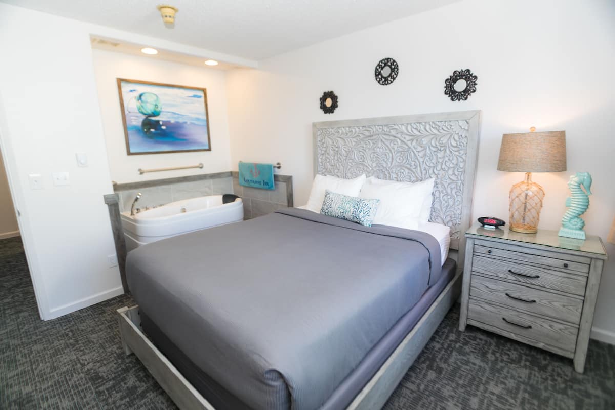 Suite, 1 Bedroom, Jetted Tub, Golf View (No Pets) | Individually decorated, individually furnished, blackout drapes