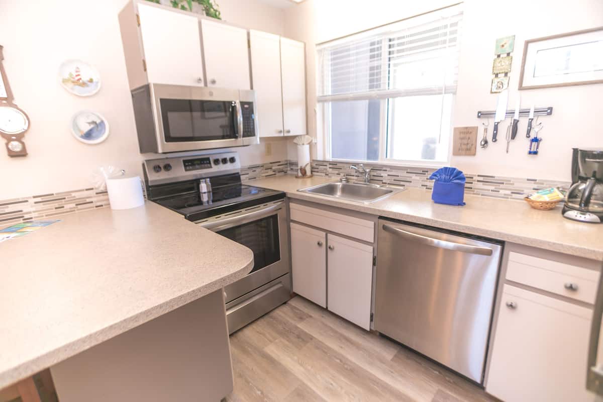 suite, one bedroom, 3rd floor, ocean view (no pets) | private kitchen | microwave, coffee/tea maker, paper towels