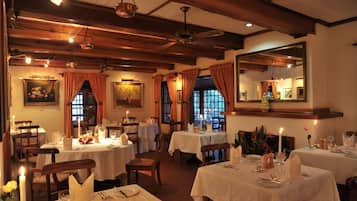 Petit déjeuner, déjeuner et dßner servis sur place, vue sur la piscine