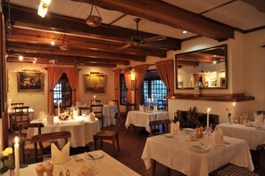 บริการอาหารเช้า อา หารกลางวัน อาหารเย็น, วิวสระว่ายน้ำ