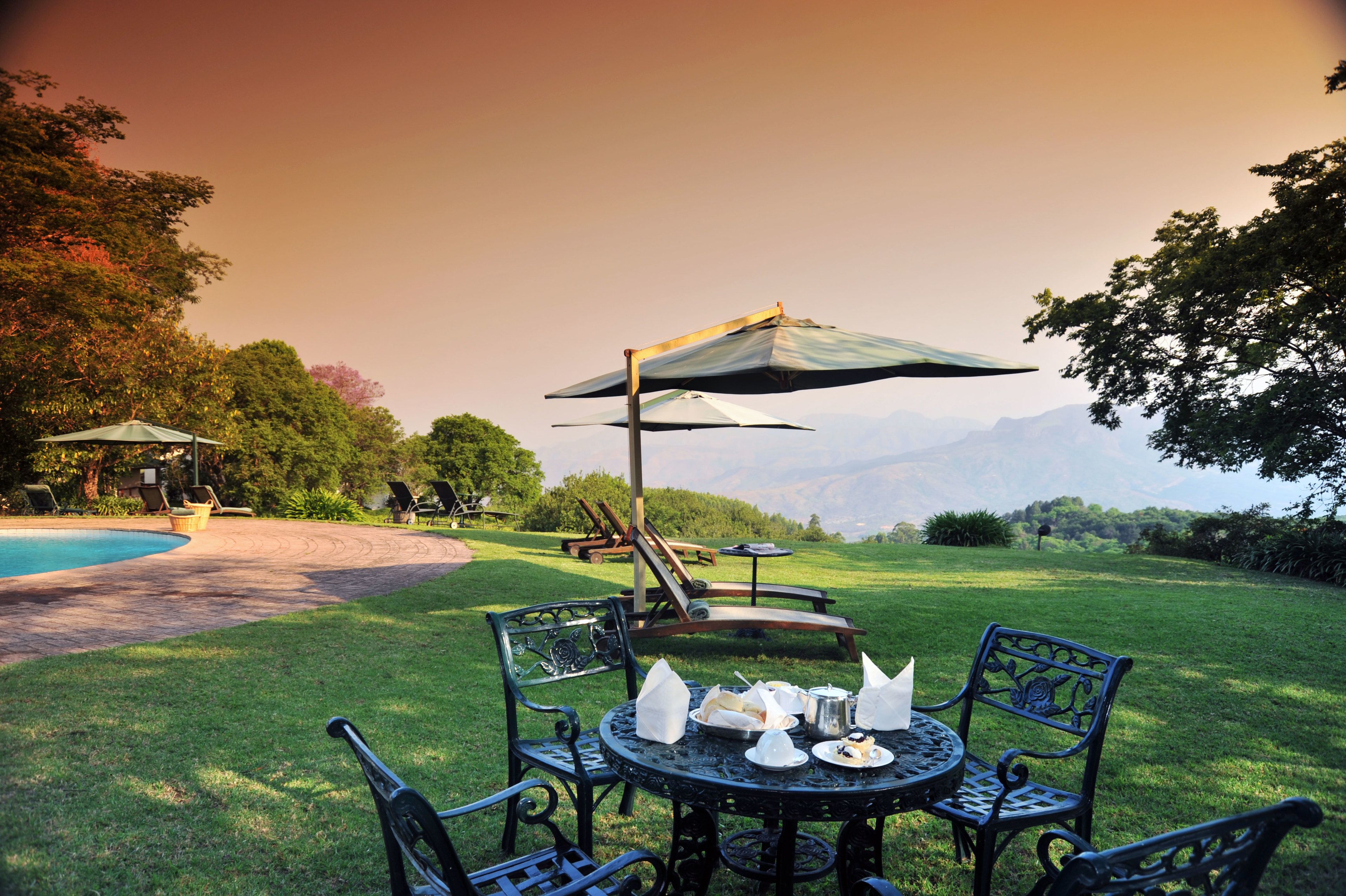 Breakfast, lunch, dinner served; pool views 