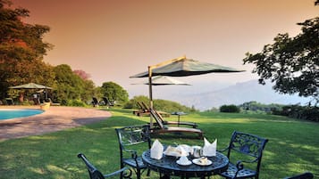 供應早餐、午餐和晚餐,游泳池景觀