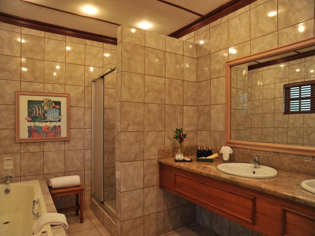Baño | Tina y regadera independientes y amenidades de baño gratuitas 