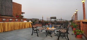 Outdoor dining - Clark Heights (New Delhi)