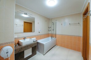 Kamar Double Comfort | Kamar mandi | Shower, perlengkapan mandi gratis, pengering rambut, dan sandal