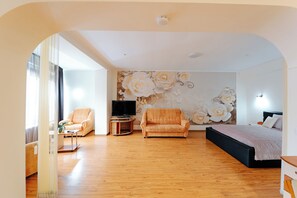 Minibar, in-room safe, soundproofing, iron/ironing board - Villa Arus (Chisinau)