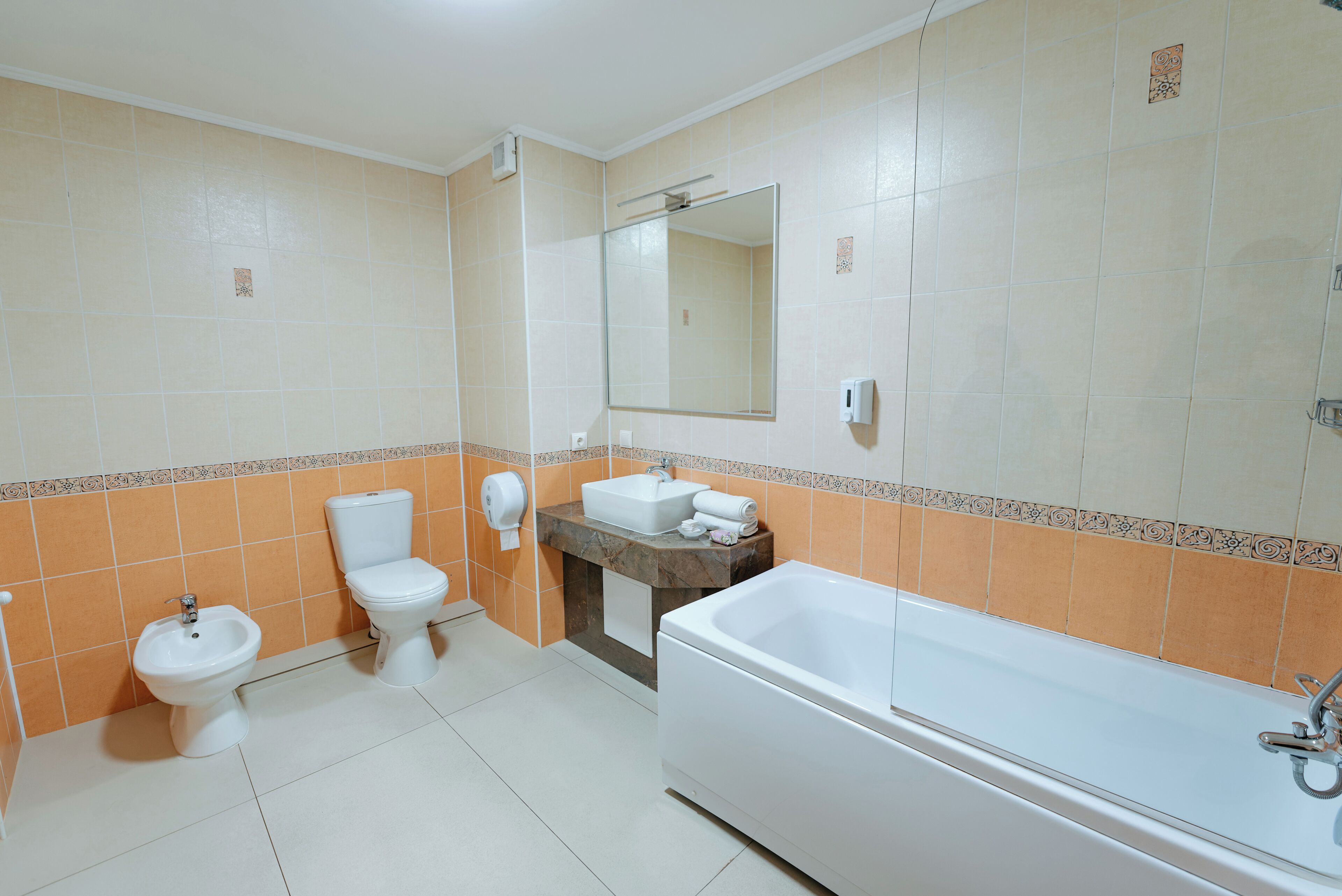 comfort double room | bathroom | shower, free toiletries, hair dryer, slippers