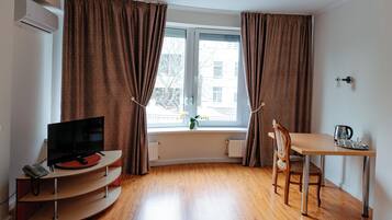 Comfort Double Room | Minibar, in-room safe, soundproofing, iron/ironing board