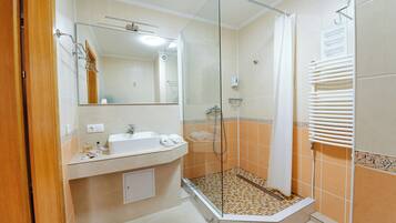 Dusche, kostenlose Toilettenartikel, Haartrockner, Hausschuhe