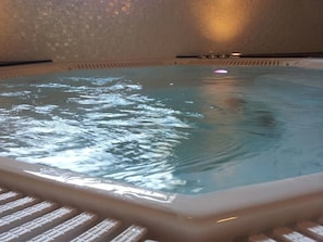 Indoor spa tub