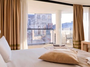 Luxe beddengoed, een minibar, een kluis op de kamer, een bureau