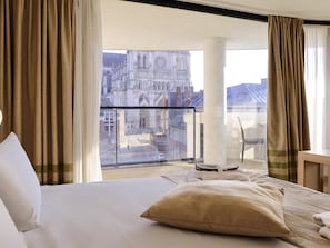 Roupas de cama premium, frigobar, cofres nos quartos, escrivaninha