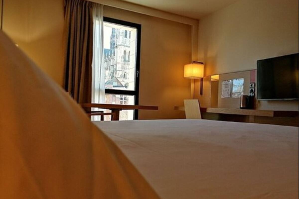 privilege, room, 1 double bed | premium bedding, minibar, in-room safe, desk