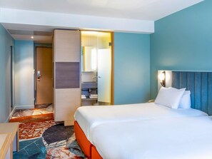 Habitación estándar, varias camas | Ropa de cama de alta calidad y minibar 